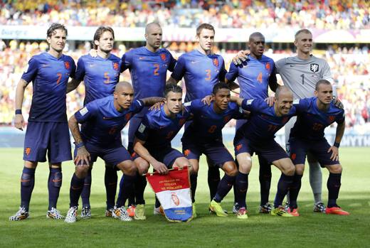 L'Olanda, in maglia blu. Action Images